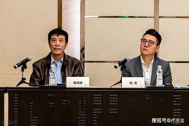 T-34坦克，是第二次世界年夜战前由苏联哈尔科夫共产国际工场设计师米哈伊尔·伊里奇·科什金设计的中型坦克。本片是两辆原型坦克从哈尔科夫，自走到莫斯科参审的传奇履历……